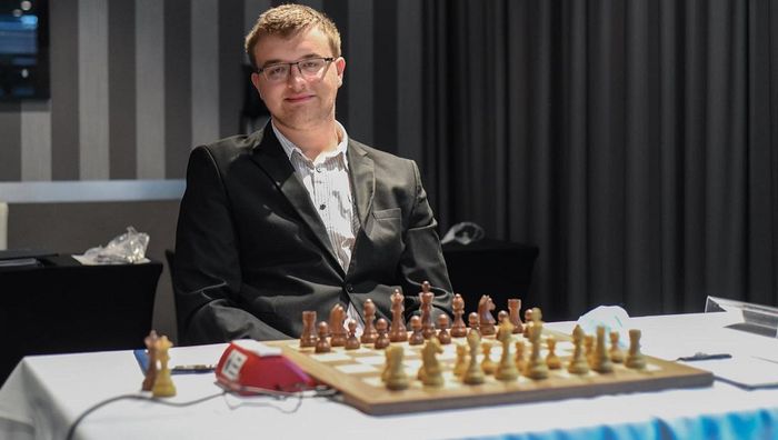 Програв партію і гепнувся зі стільця – польський шахіст зазнав болючого фіаско на чемпіонаті світу