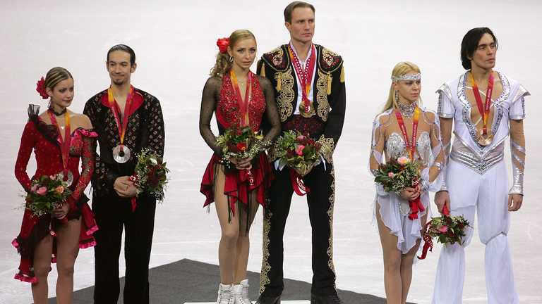 Грушина та Гончаров (праворуч) на олімпійському подіумі / фото Getty Images