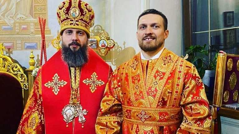 Олександр Усик зі священником російського патріархату / Фото з Instagram Олександр Усик зі священником російського патріархату / Фото з Instagram