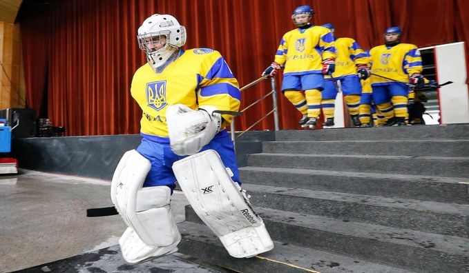 Воротаря збірної України з хокею дискваліфікували на рік 