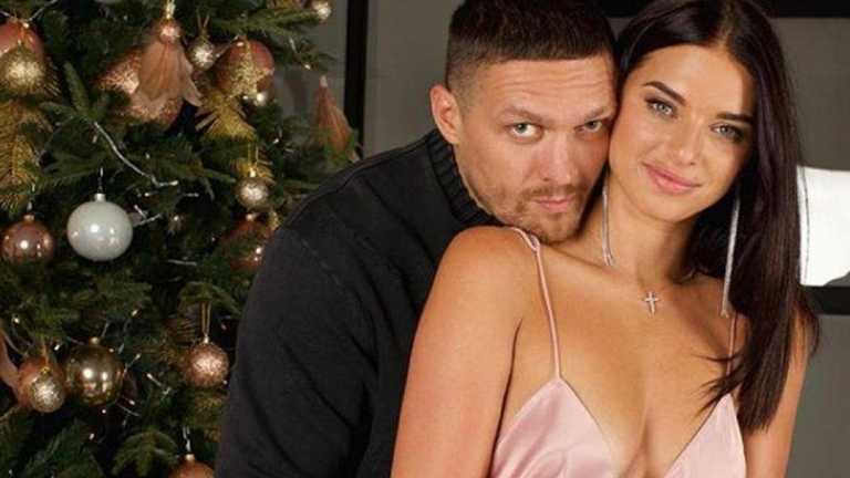 Александр Усик с женой / фото Instagram Александр Усик с женой / фото Instagram