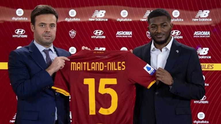 Эйнсли Мэйтленд-Найлс (справа) / фото Рома Эйнсли Мэйтленд-Найлс (справа) / фото Рома