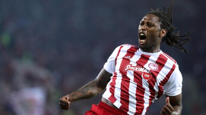 Защитник Олимпиакоса пострадал от агрессивного нападения на улице