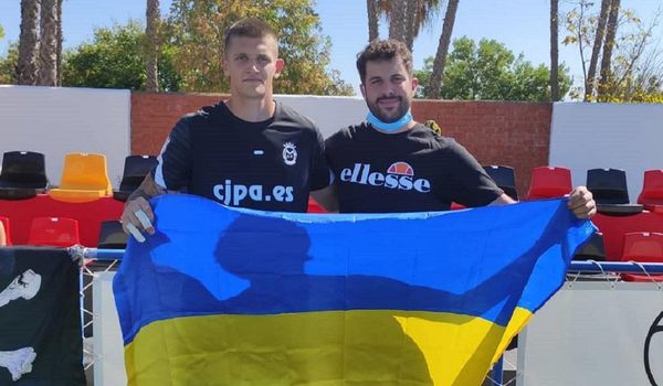 "Росіяни йдуть сюди на вірну смерть": футбольний голкіпер захищає Україну зі зброєю і зворушений героїзмом нашої нації 