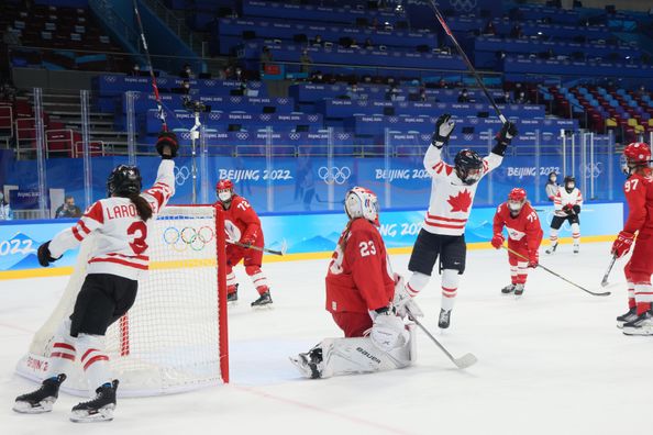 Российские хоккеистки проигнорировали регламент: их заставили играть в масках и разгромили 1:6