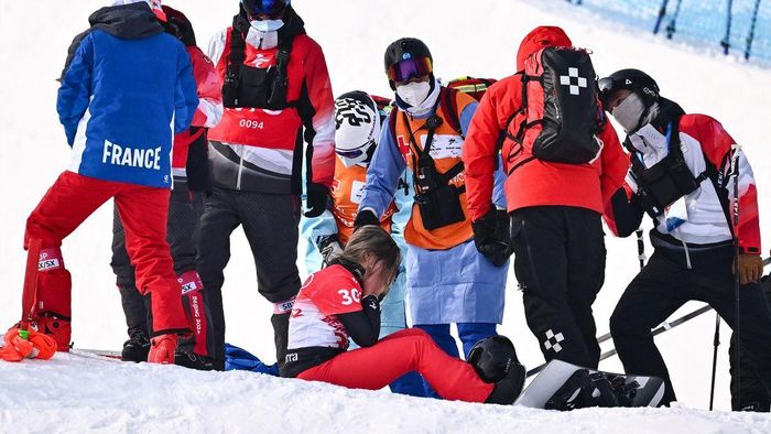 Сноубордистку з Андорри госпіталізували після моторошного падіння на Олімпіаді-2022