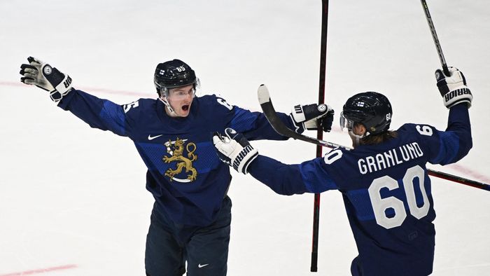 Сборная Финляндии по хоккею эффектно отпраздновала победу над россиянами в финале Олимпиады: заснеженный стадион и 20 тысяч фанов