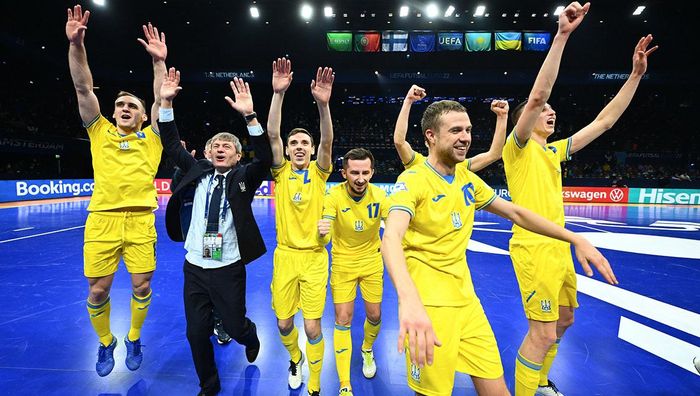 Гравці збірної України натхненно виконали "Червону руту" після виходу в півфінал футзального Євро
