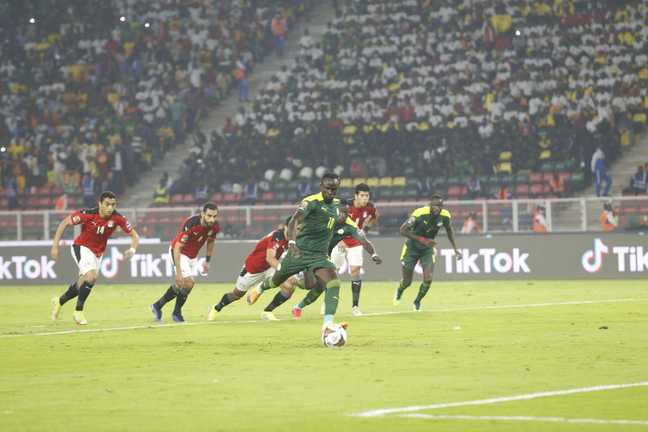 Мане пробиває пенальті / фото Getty Images Мане пробиває пенальті / фото Getty Images