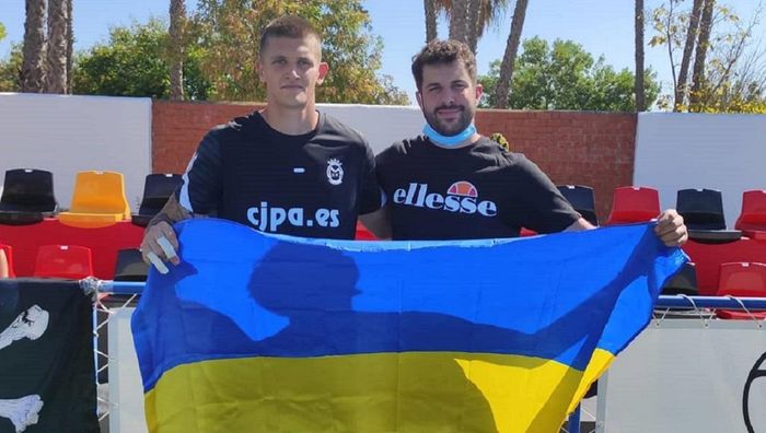 "Росіяни йдуть сюди на вірну смерть": футбольний голкіпер захищає Україну зі зброєю і зворушений героїзмом нашої нації 