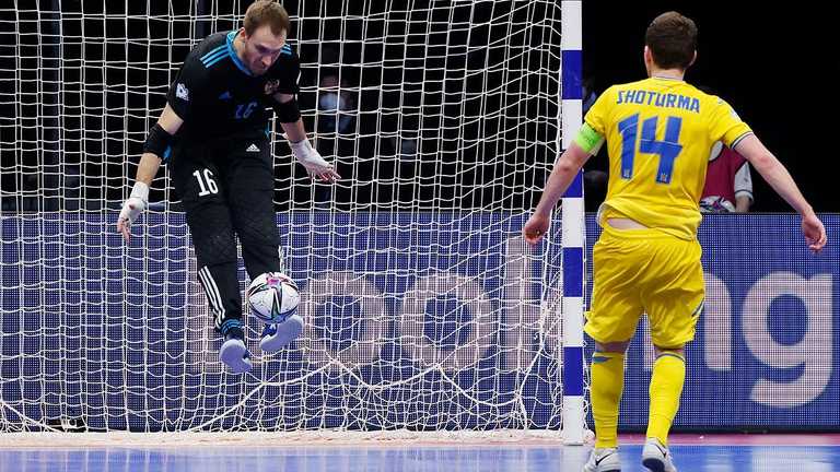 Путілов парирує пенальті / фото Getty Images Путілов парирує пенальті / фото Getty Images