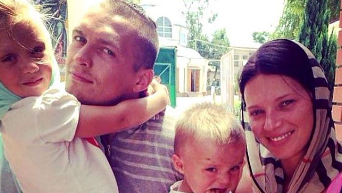Семья Усика продолжает поддерживать Украину после выезда за границу
