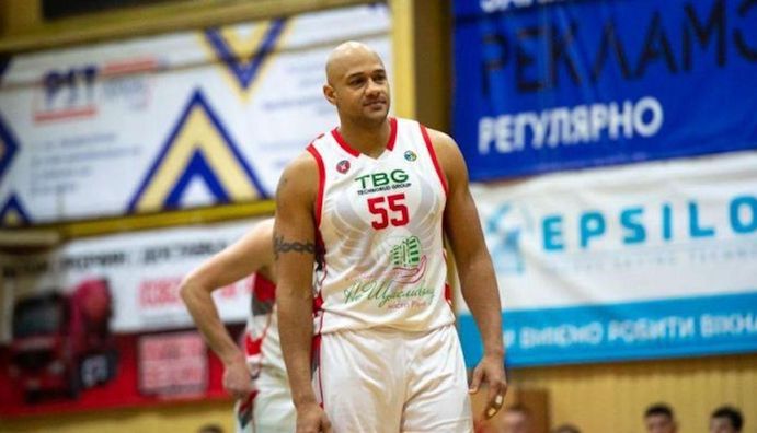 Украинский баскетболист признался, что волонтерит: "Воевать меня не взяли"