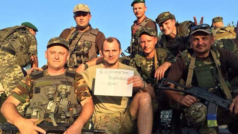 Роман Зозуля (посередине) / фото из соцсетей Роман Зозуля (посередине) / фото из соцсетей