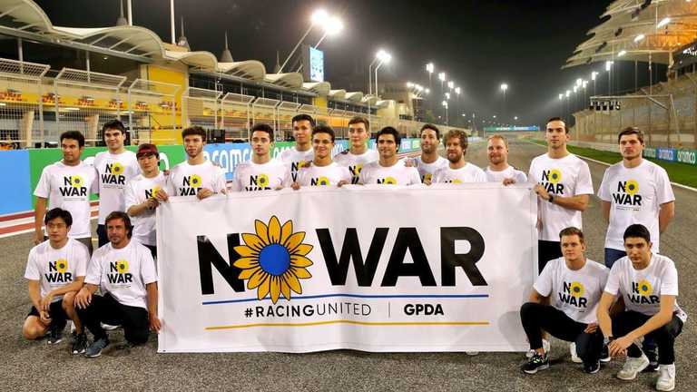 Пілоти Ф1 закликали припинити війну / фото з соцмереж Пілоти Ф1 закликали припинити війну / фото з соцмереж