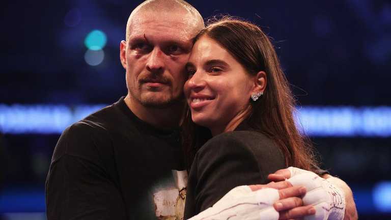 Олександр Усик з дружиною / фото Getty Images Олександр Усик з дружиною / фото Getty Images