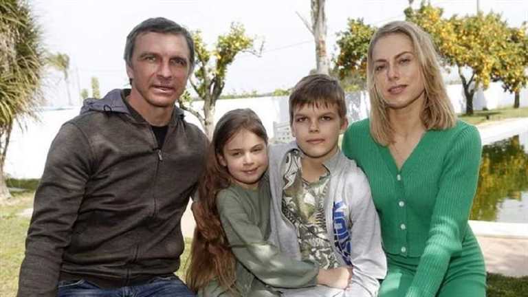 Сергій Кандауров з сім'єю / фото A Bola Сергій Кандауров з сім'єю / фото A Bola