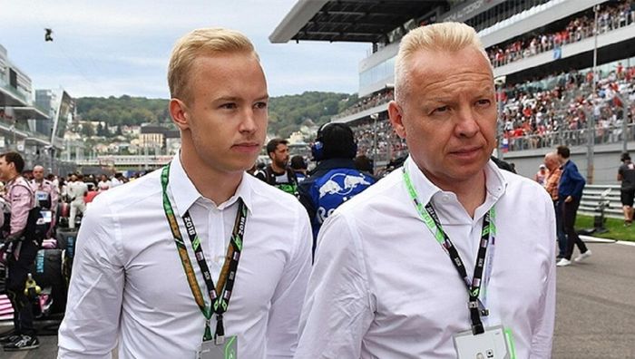 У российского пилота Формулы-1 и его отца-олигарха забрали роскошную виллу из-за работы на путина