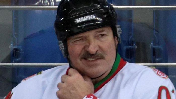 Лукашенко отримав ключкою по обличчю під час хокейного матчу – відео ''превентивного удару''
