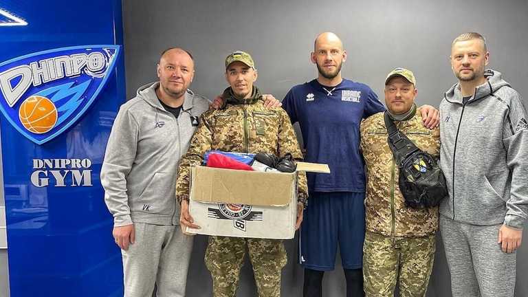 Гравці БК Дніпро допомагають ЗСУ / фото із соцмереж Гравці БК Дніпро допомагають ЗСУ / фото із соцмереж