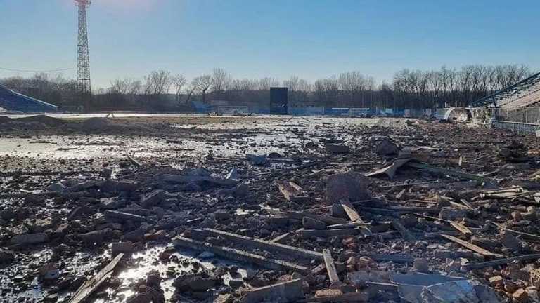 Понівечена арена Десни / Фото з соцмереж Понівечена арена Десни / Фото з соцмереж