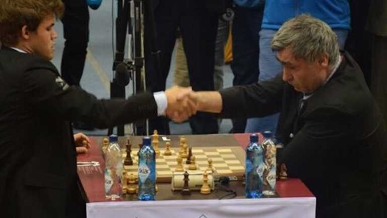 Магнус Карлсен и Василий Иванчук / фото FIDE