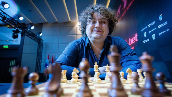 Российские оккупанты уничтожили дом лучшего шахматиста Украины