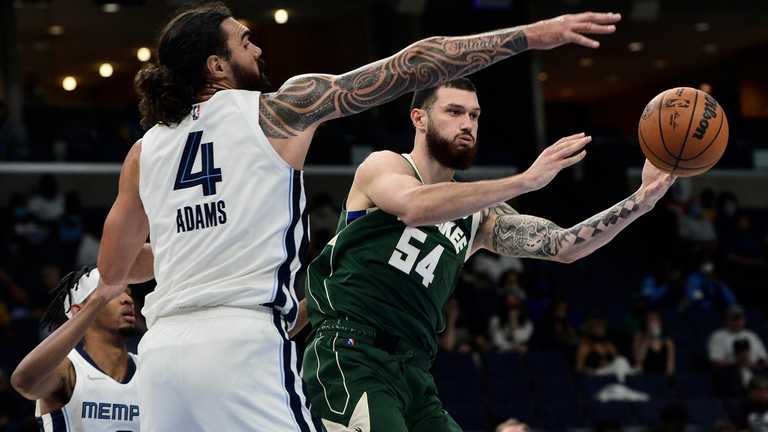 Сандро Мамукелашвили (справа) / фото NBA Сандро Мамукелашвили (справа) / фото NBA