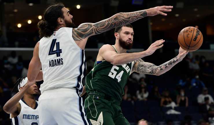 Сандро Мамукелашвили (справа) / фото NBA