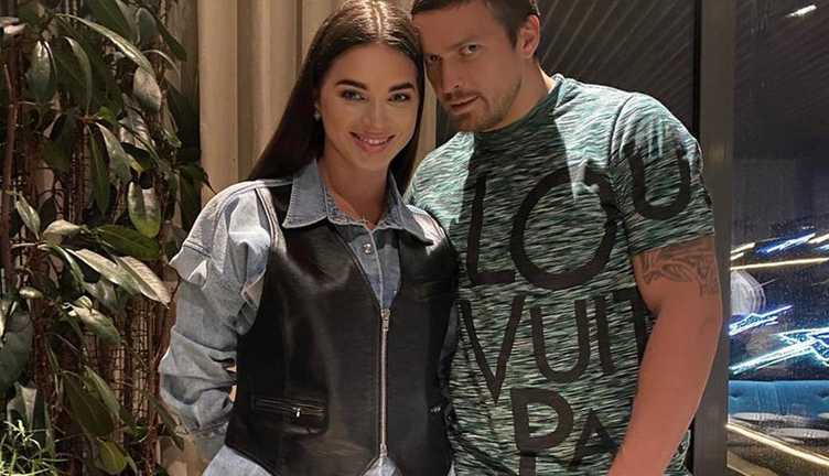 Александр Усик с женой / фото из соцсетей Александр Усик с женой / фото из соцсетей