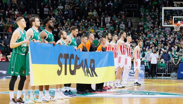 Сербские баскетболисты отказались держать баннер "остановите войну" – в ответ получили песню о путине