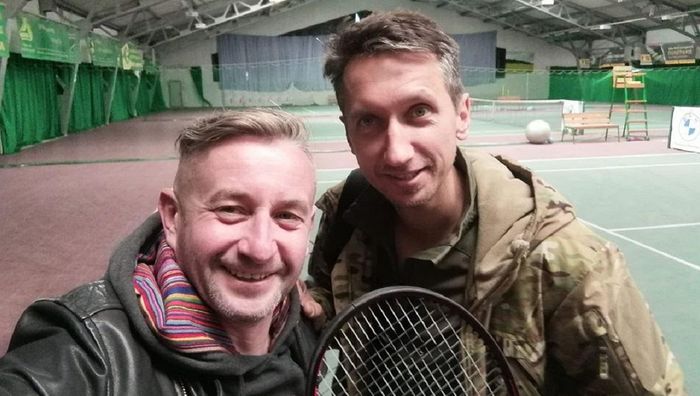 "Поганяли по корту": Стаховський та Жадан зіграли у теніс в охопленому війною Харкові