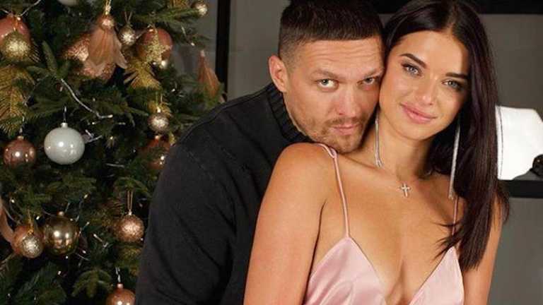 Олександр Усик з дружиною Катериною / фото із соцмереж Олександр Усик з дружиною Катериною / фото із соцмереж