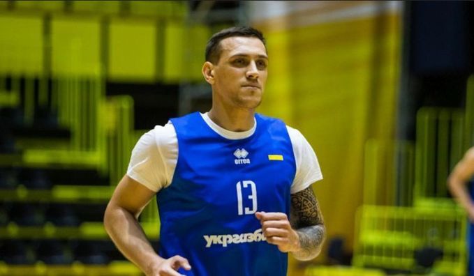 Форвард сборной Украины по баскетболу продает уникальные кроссовки, чтобы помочь ВСУ