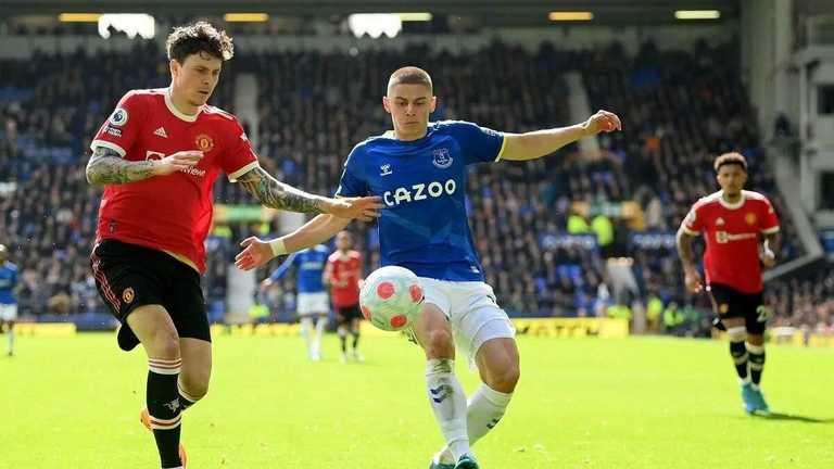 Віталій Миколенко у поєдинку проти МЮ / Getty Images Віталій Миколенко у поєдинку проти МЮ / Getty Images