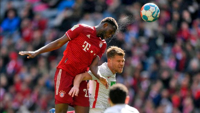 Баварія ледь не зганьбилася у матчі з Аугсбургом – Лєвандовскі забив з пенальті 