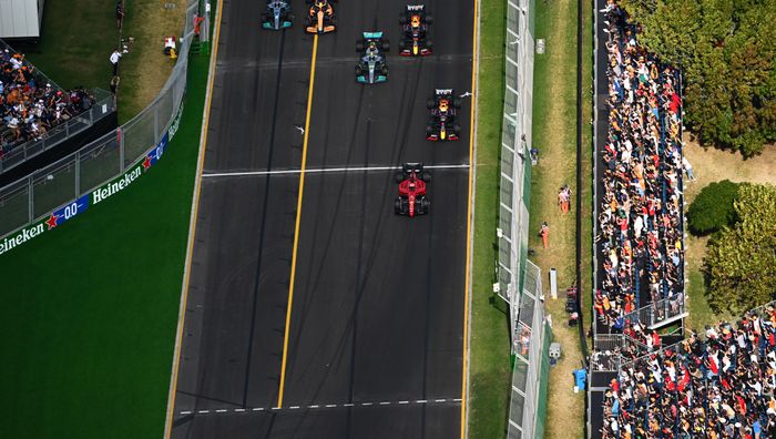Лидер Феррари Леклер уверенно выиграл Гран-при Австралии и закрепился на вершине общего зачета