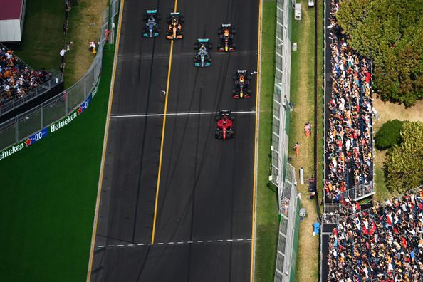 Лидер Феррари Леклер уверенно выиграл Гран-при Австралии и закрепился на вершине общего зачета