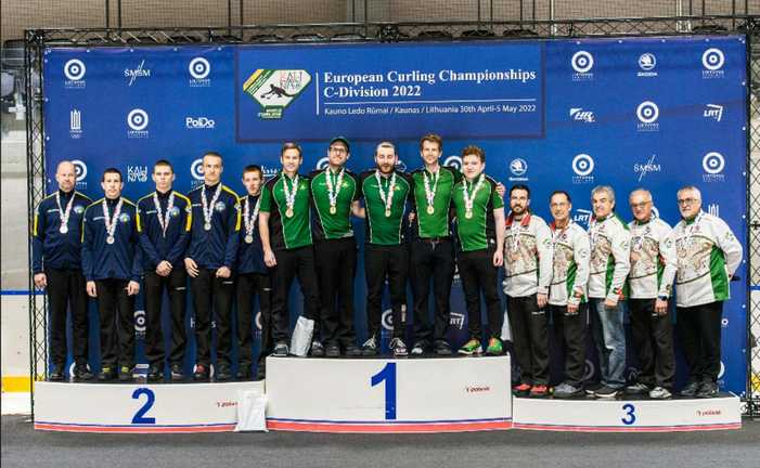 Сборная Украины по керлингу (слева) / World Curling