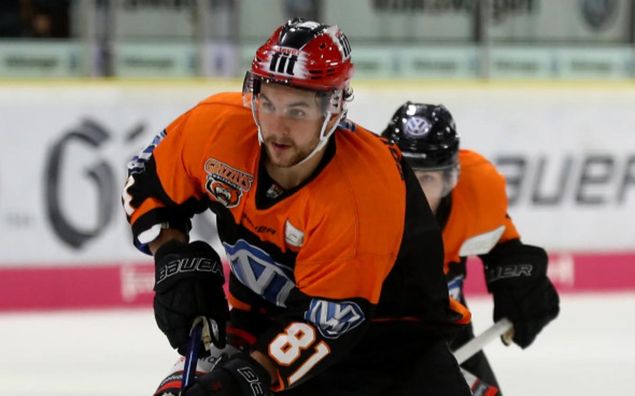 Изо рта шла пена: канадский хоккеист спас 6-летнюю девочку, которая тонула в океане