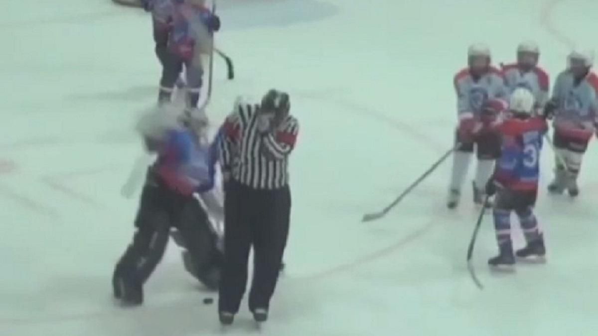 Хокеїст з росії відлупив суддю / Скриншот з трансляції Хокеїст з росії відлупив суддю / Скриншот з трансляції