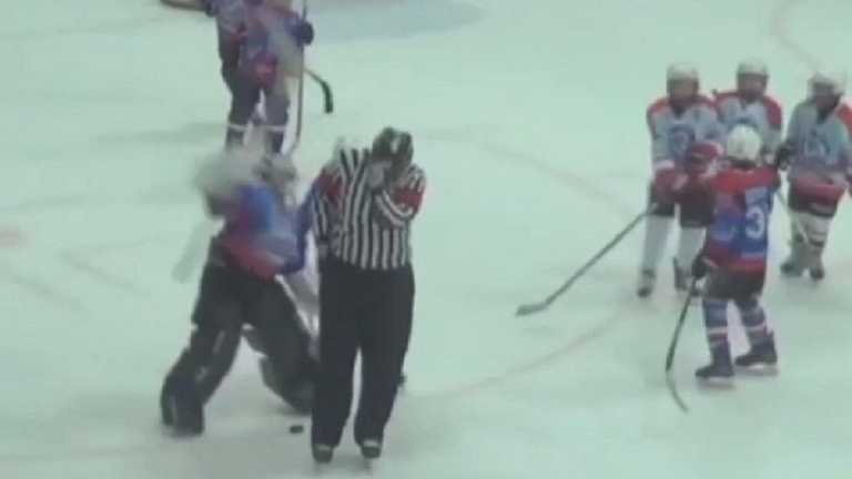 Хоккеист из россии отколотил судью / Скриншот по трансляции Хоккеист из россии отколотил судью / Скриншот по трансляции