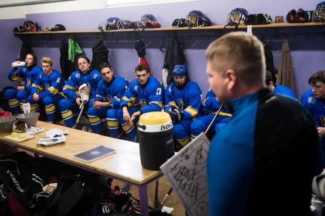 Тренер с командой юношей/ФХУ Тренер с командой юношей/ФХУ