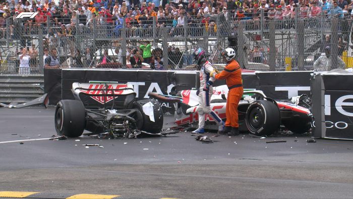 Болид раскололся пополам: Шумахер попал в ужасную аварию в Монако
