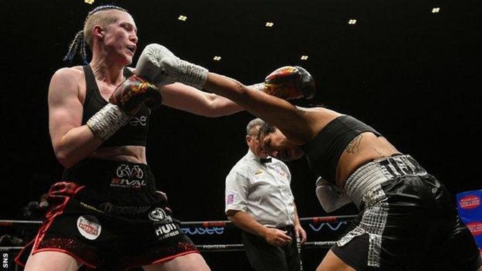 Женская рубка: шотландская чемпионка из последних сил нокаутировала хилую мексиканку
