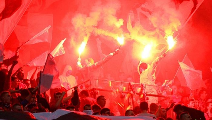 Фанати збірної Польщі з футболу влаштували жорстоку бійку між собою – відео м'ясорубки