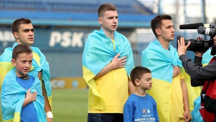 Защитник Динамо ради ВСУ продает футболку с автографами игроков сборной Украины