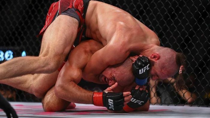 Прохазка "задушил" Тейшейру в кровавом месиве и отобрал пояс UFC