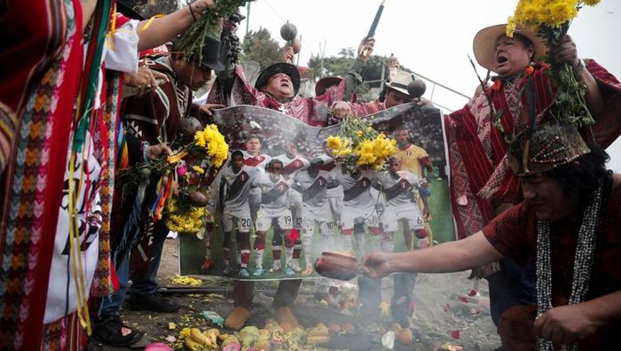 Галюциногенний напій та ритуали: шамани провели дикий обряд перед битвою континентів за ЧС-2022