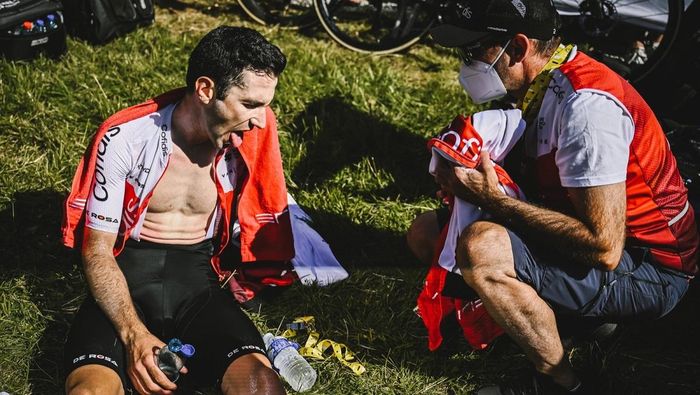 "У нас осталось 989 дней": участникам Тур де Франс перекрыли финиш, чтобы спасти человечество
